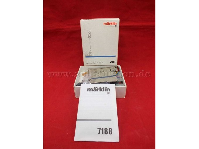 Aufnahme des Lichthauptsignal in geöffneter OVP mit Details und Daten von Märklin