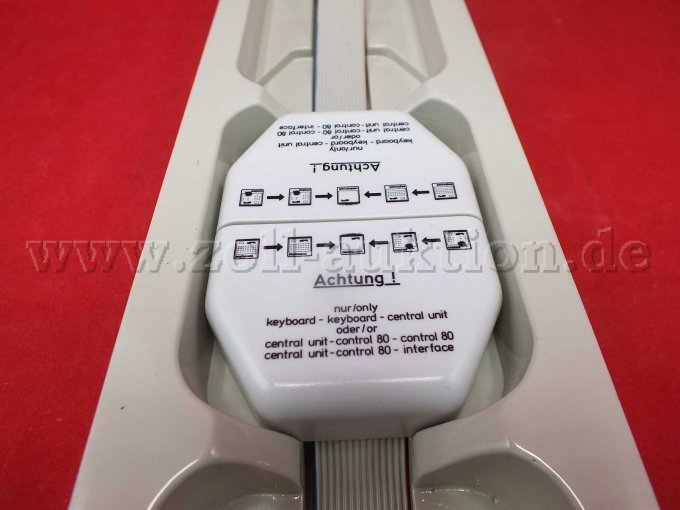 Detailaufnahme Adapter mit Aufschriften