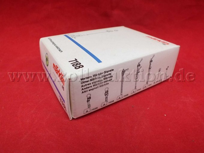 Seitliche Ansicht von rechts der Umverpackung mit Beschädigungen und Aufschriften