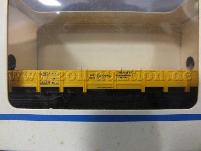 Detailaufnahme des Selbstentladewagen mit der Betriebsnummer 955 0 309-5 und Aufschriften