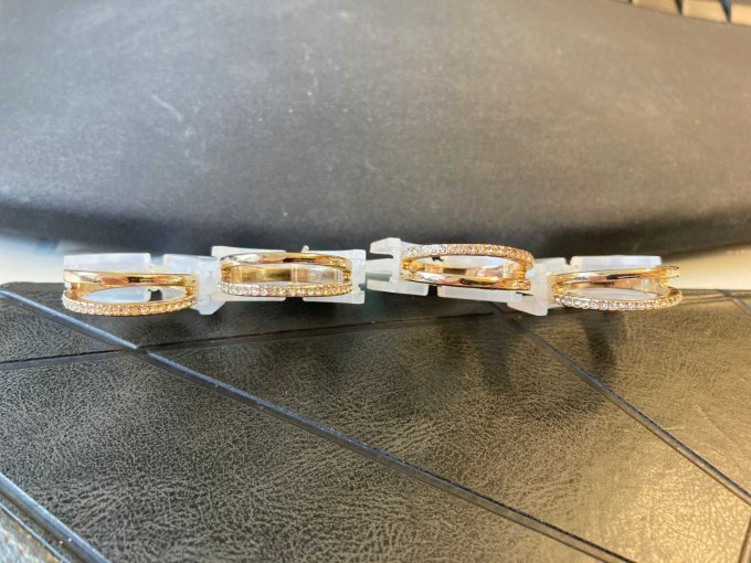 goldfarbene Ringe mit Glassteinen