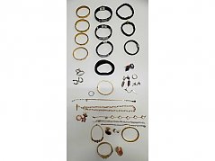 Armreifen, Ketten, div. Ohrringe und Stecker
