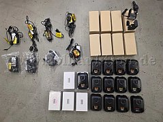 Gesamtansicht aller Ladegeräte / Ladeschalen und Netzteile.