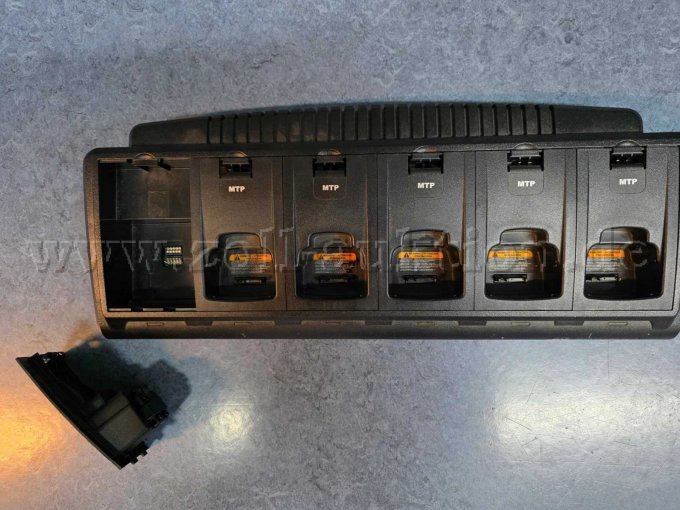 1 Konvolut Motorola NNTN6847A Ladegerät u. NNTN6845A u.46A Ladeeinsätze – foto 3 – kavel bij Zoll-Auktion, Hamburg