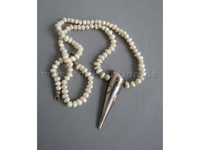 Perlenkette mit Metallanhänger