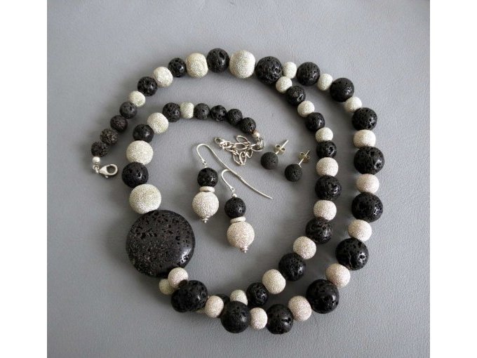 Kette mit Silber-Verschluss, passende Ohrringe