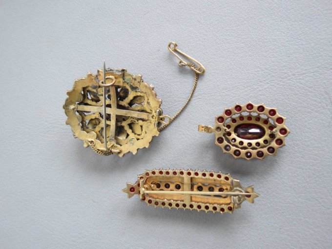 Rückseiten Vintage-Schmuck