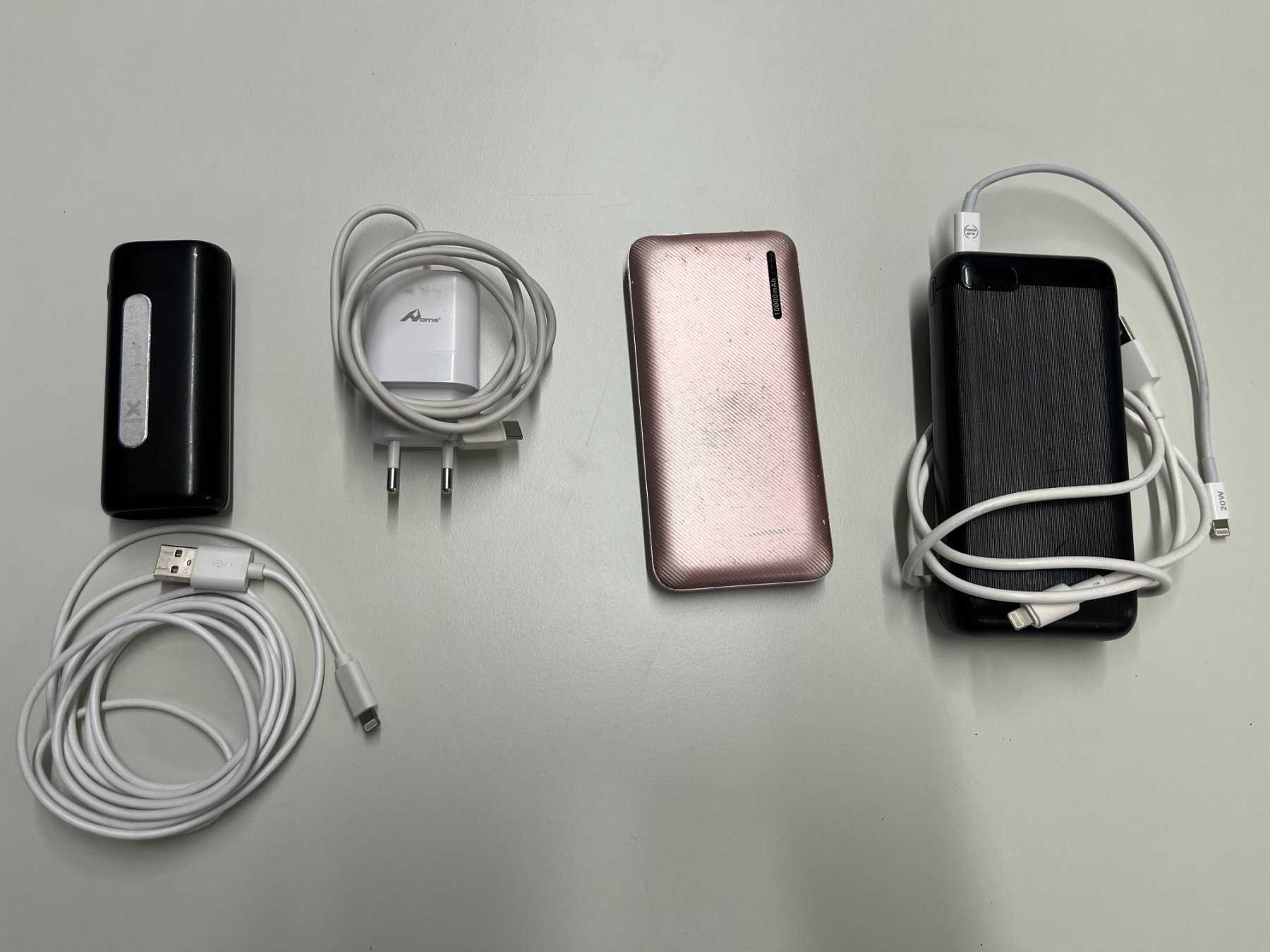 Powerbanks und Ladekabel