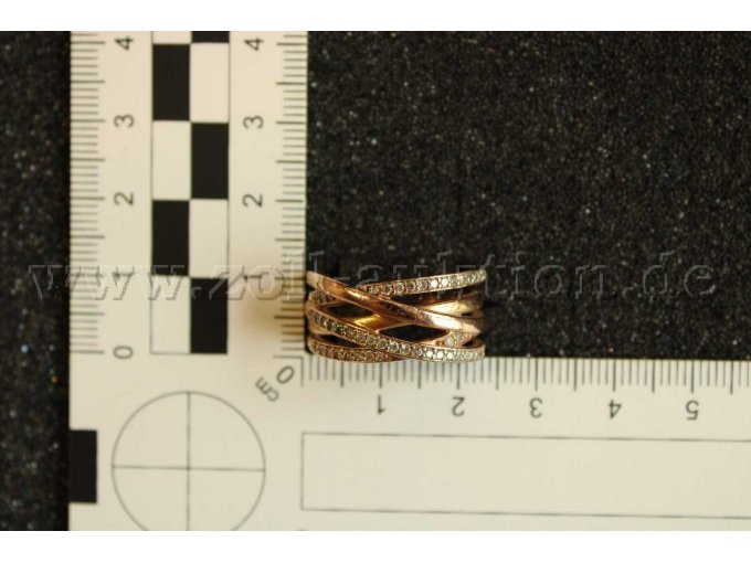 Abmessung Ring mit Zirkoniasteinen. Durchmesser ca. 2,3cm