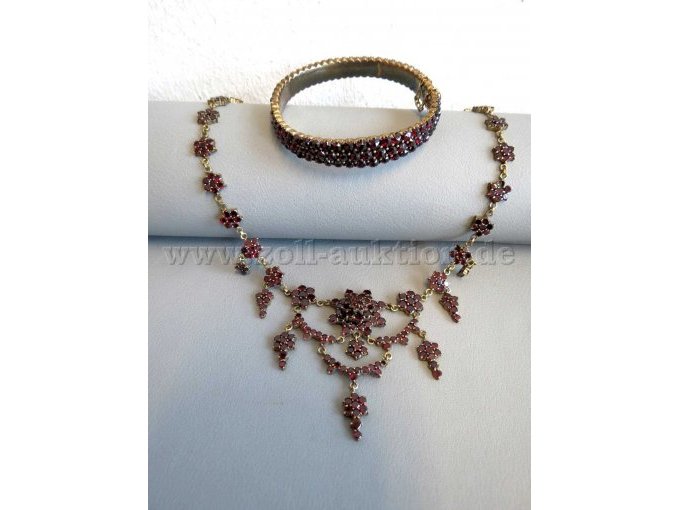 Set mit roten Steinen