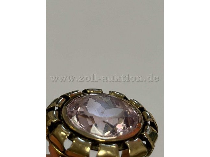 Abtragungsspuren an der Tafel am goldfarbener Damenring mit rosa Spinellsynthese, Position 6