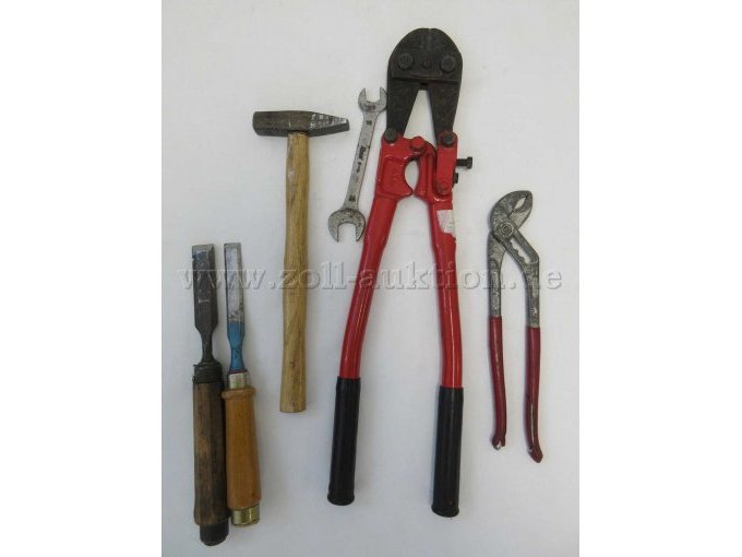 2 Stechbeitel, Wasserpumpenzange, Hammer, Maulschlüssel, Bolzenschneider