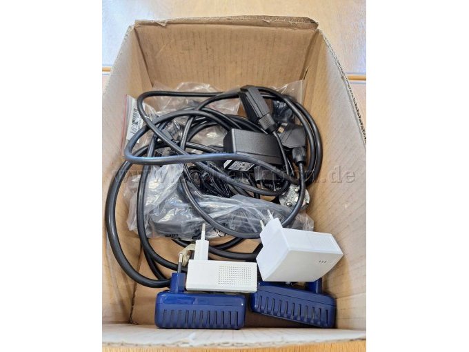 verschiedenste Kabel und TP-Link Adapter