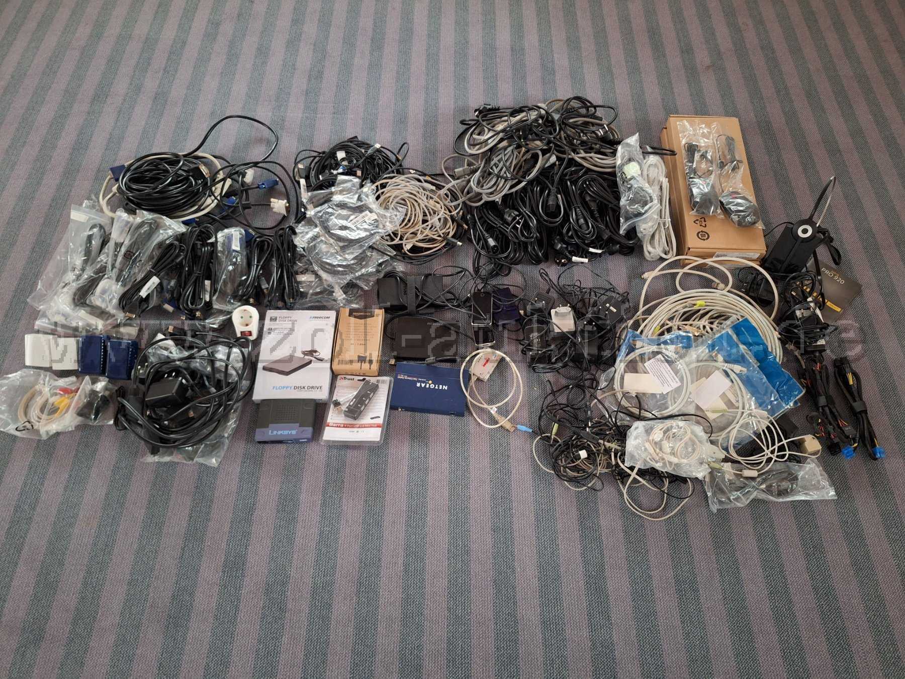 1 Konvolut Kabel und EDV