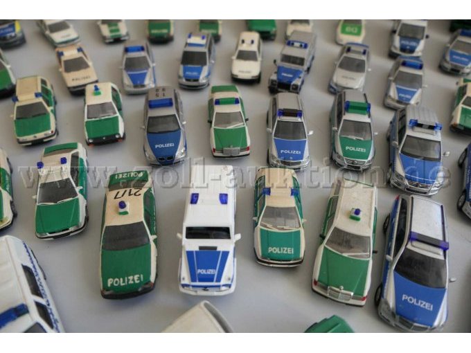 1 Konvolut aus 103 verschiedenen Polizeifahrzeug Modellen, PKW und LKW 1:87 – foto 16 – kavel bij Zoll-Auktion, Halle (Saale)