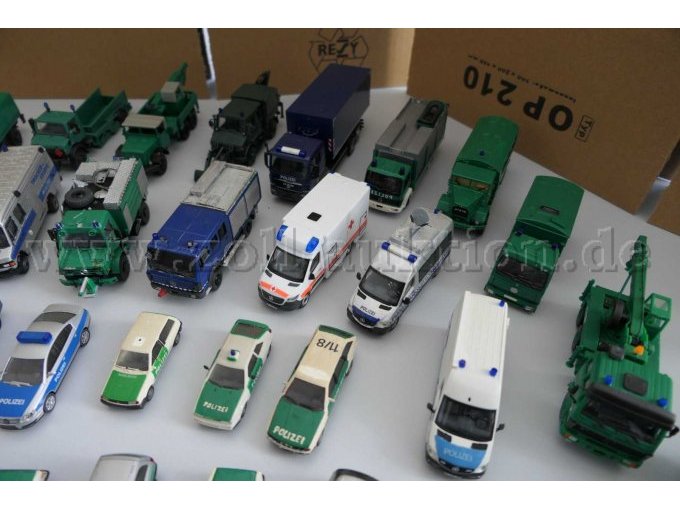 1 Konvolut aus 103 verschiedenen Polizeifahrzeug Modellen, PKW und LKW 1:87 – foto 8 – kavel bij Zoll-Auktion, Halle (Saale)