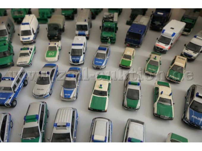 1 Konvolut aus 103 verschiedenen Polizeifahrzeug Modellen, PKW und LKW 1:87 – foto 11 – kavel bij Zoll-Auktion, Halle (Saale)
