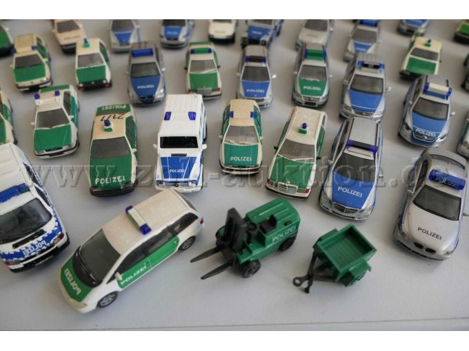 1 Konvolut aus 103 verschiedenen Polizeifahrzeug Modellen, PKW und LKW 1:87 – foto 17 – kavel bij Zoll-Auktion, Halle (Saale)