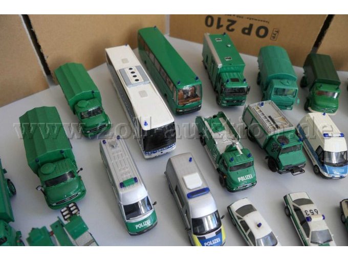 1 Konvolut aus 103 verschiedenen Polizeifahrzeug Modellen, PKW und LKW 1:87 – foto 4 – kavel bij Zoll-Auktion, Halle (Saale)