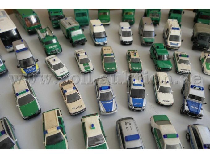1 Konvolut aus 103 verschiedenen Polizeifahrzeug Modellen, PKW und LKW 1:87 – foto 12 – kavel bij Zoll-Auktion, Halle (Saale)