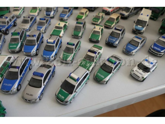 1 Konvolut aus 103 verschiedenen Polizeifahrzeug Modellen, PKW und LKW 1:87 – foto 10 – kavel bij Zoll-Auktion, Halle (Saale)