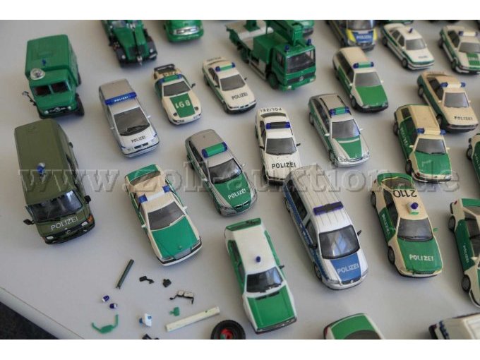 1 Konvolut aus 103 verschiedenen Polizeifahrzeug Modellen, PKW und LKW 1:87 – foto 13 – kavel bij Zoll-Auktion, Halle (Saale)