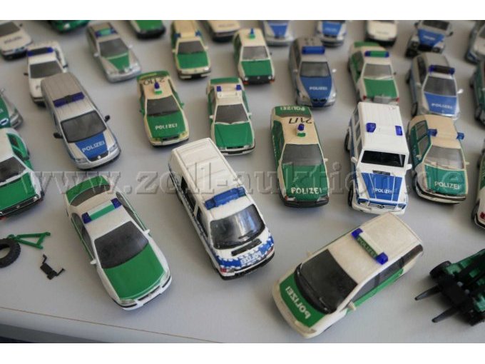 1 Konvolut aus 103 verschiedenen Polizeifahrzeug Modellen, PKW und LKW 1:87 – foto 15 – kavel bij Zoll-Auktion, Halle (Saale)