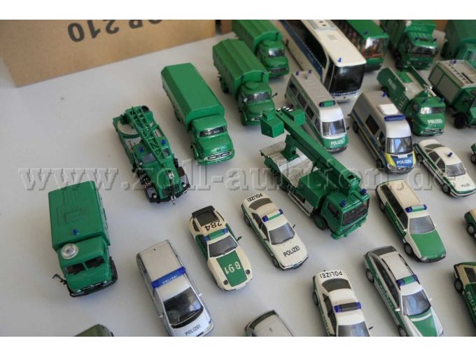 1 Konvolut aus 103 verschiedenen Polizeifahrzeug Modellen, PKW und LKW 1:87 – foto 3 – kavel bij Zoll-Auktion, Halle (Saale)
