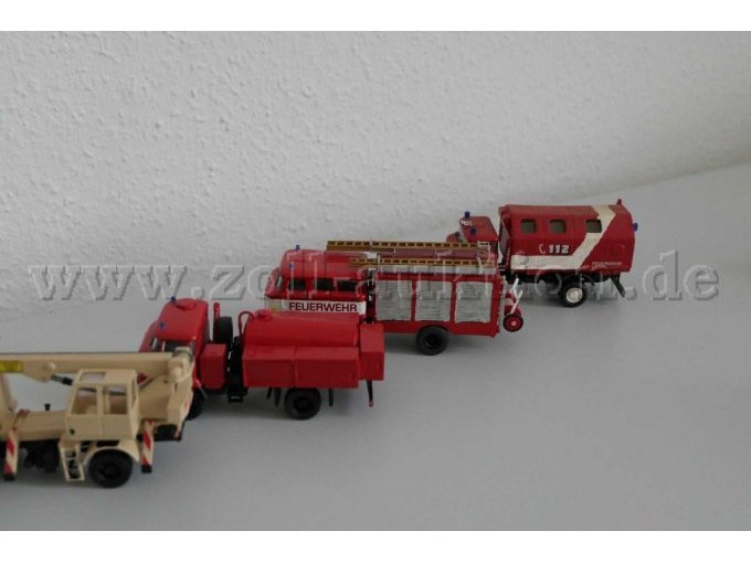 seitlich auf Kran, Tankwagen, Rüstwagen und LAK II geblickt