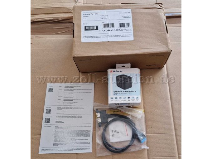Zeiterfassungsgerät, Universal-Reiseadapter und USB 5 Gbps Kabel