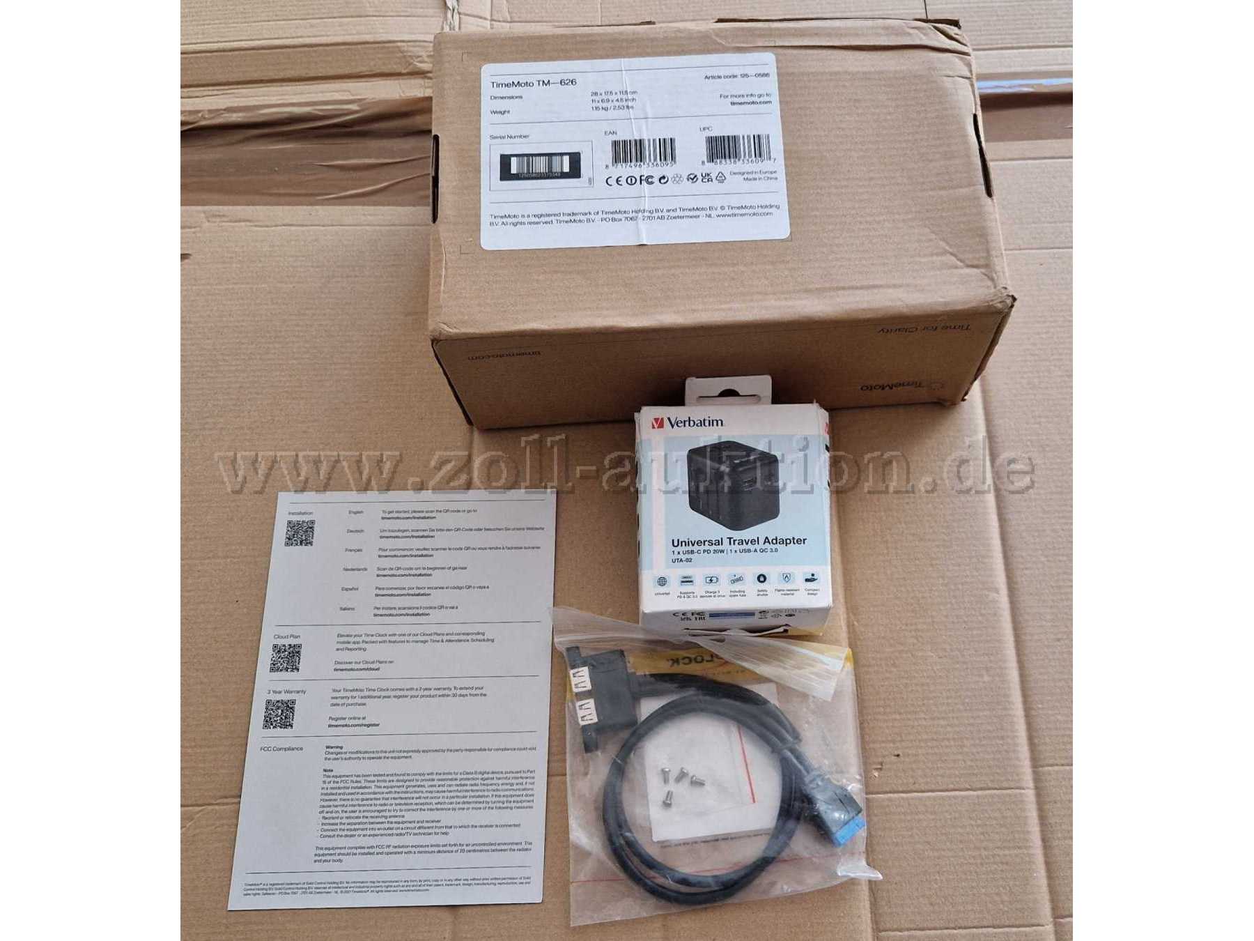 Zeiterfassungsgerät, Universal-Reiseadapter und USB 5 Gbps Kabel