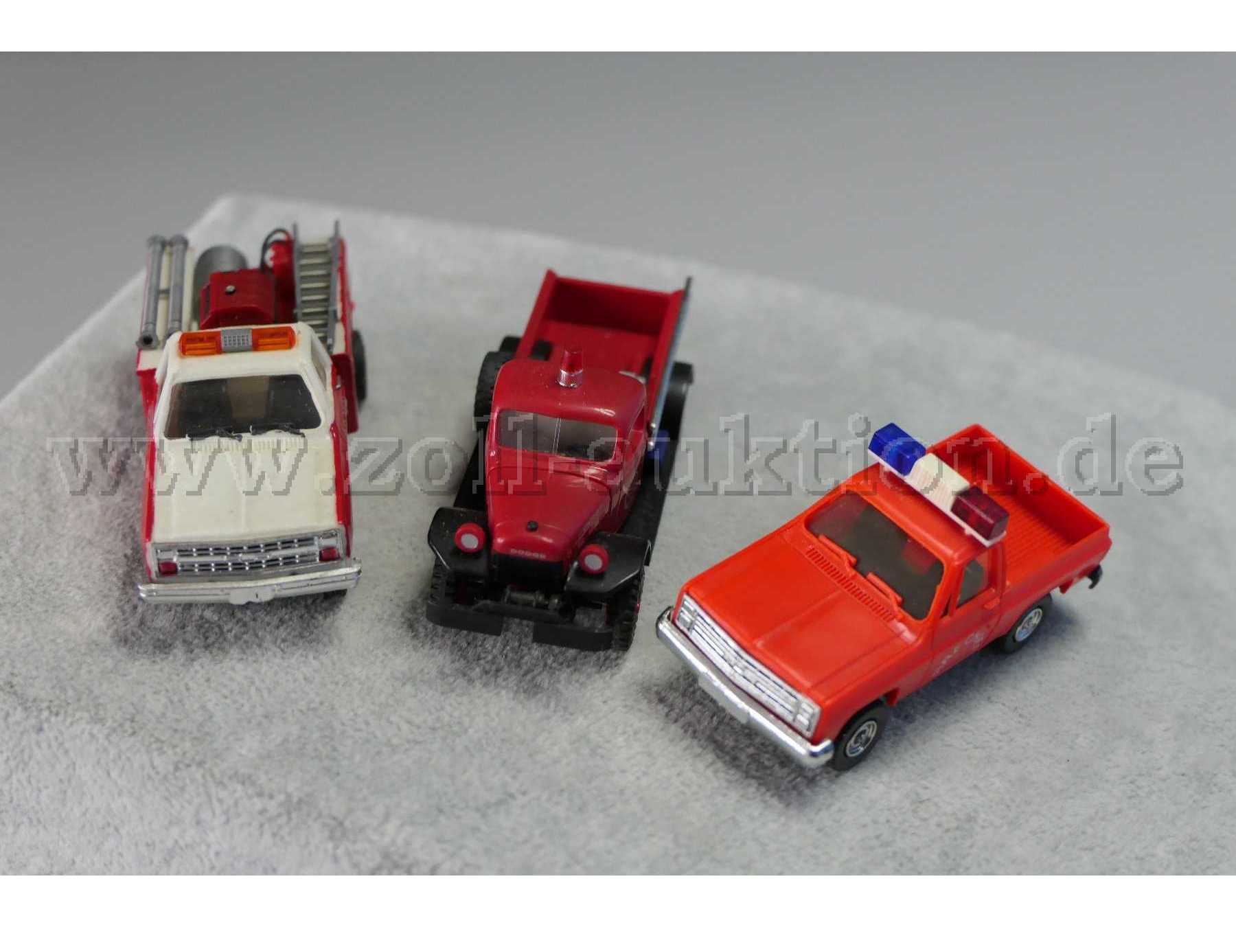 Konvolut aus 3 Feuerwehrfahrzeugmodellen, 1:87 Gesamtansicht