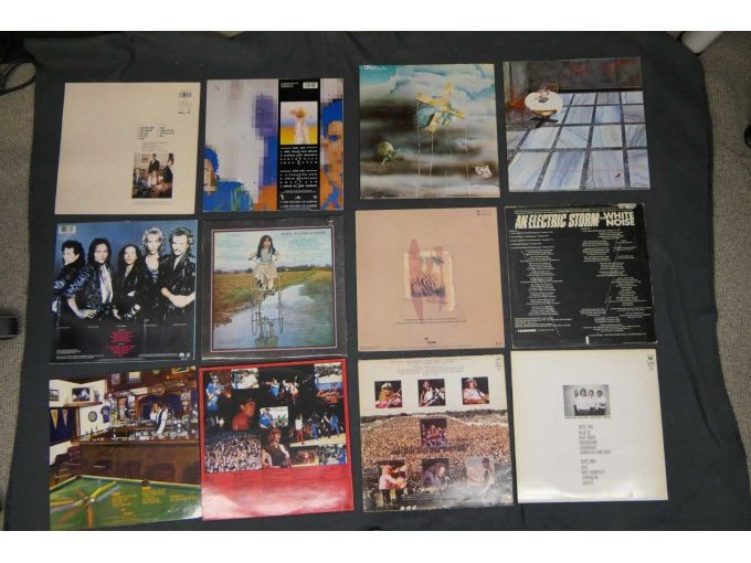 Ansicht Rückseite der ersten 12 Stk. Schallplatten