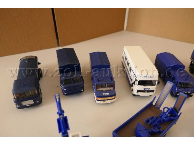 1 set bestaande uit 49 verschillende THW-voertuigmodellen met toebehoren, schaal 1:87 – foto 3 – kavel bij Zoll-Auktion, Halle (Saale)