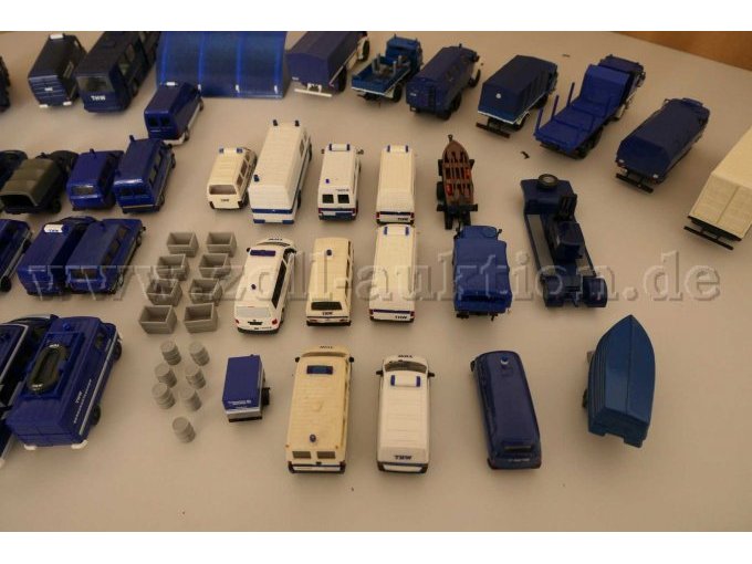 1 set bestaande uit 49 verschillende THW-voertuigmodellen met toebehoren, schaal 1:87 – foto 8 – kavel bij Zoll-Auktion, Halle (Saale)