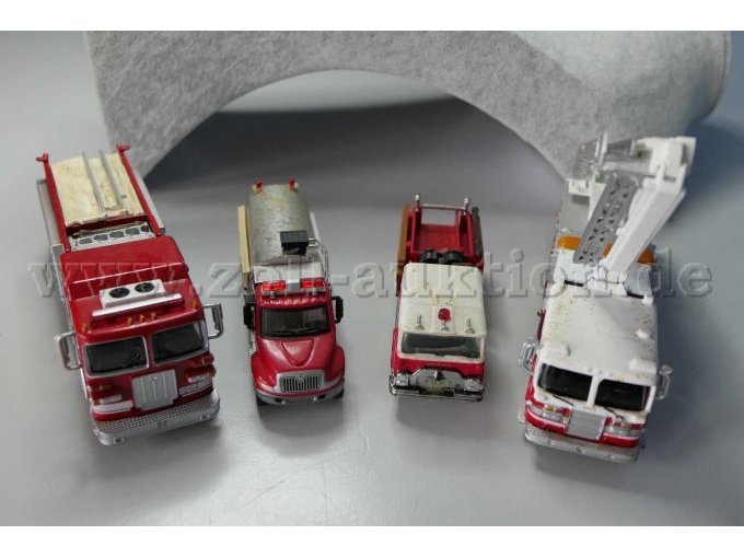 Konvolut aus 4 Feuerwehrfahrzeugmodellen Gesamtansicht