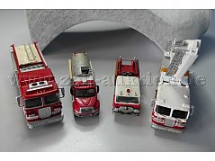 Konvolut aus 4 Feuerwehrfahrzeugmodellen Gesamtansicht