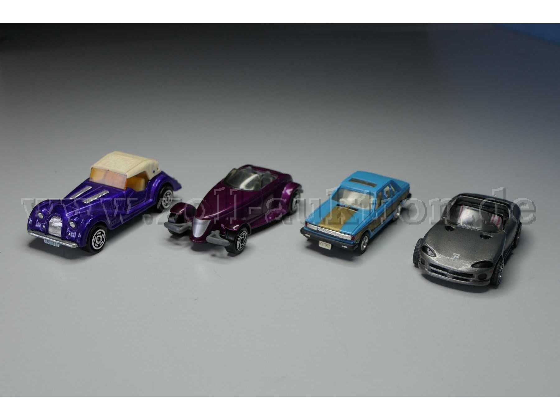 Konvolut aus 4 Modellautos verschiedener Hersteller Gesamtansicht