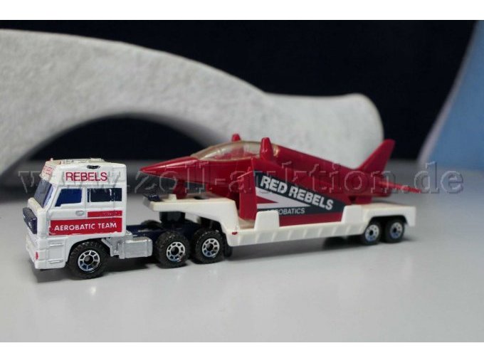 Matchbox Sattelzug Flugzeugtransporter mit Flugzeug Ansicht von der Seite