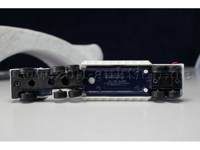 Matchbox Sattelzug Flugzeugtransporter mit Flugzeug Ansicht von unten