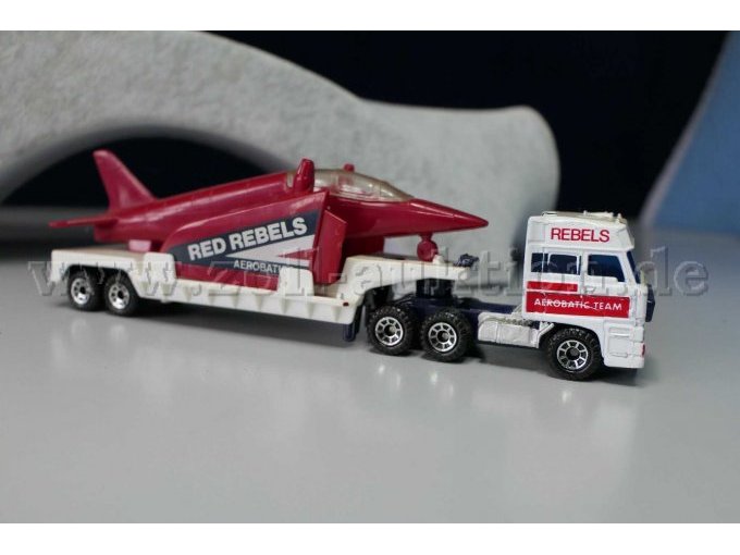 Matchbox Sattelzug Flugzeugtransporter mit Flugzeug Ansicht von der Seite