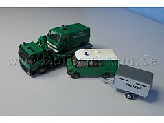 Die Fahrzeuge mit dem Anhänger