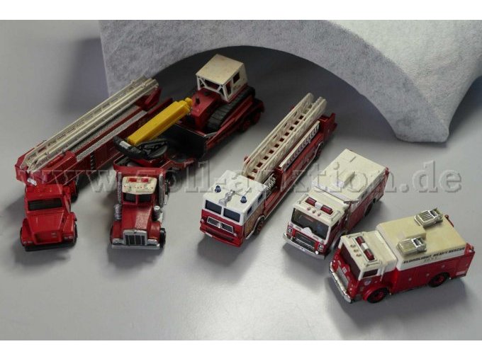 Konvolut aus 5 Feuerwehrfahrzeugmodellen Gesamtansicht Konvolut aus 5 Feuerwehrfahrzeugmodellen Gesamtansicht
