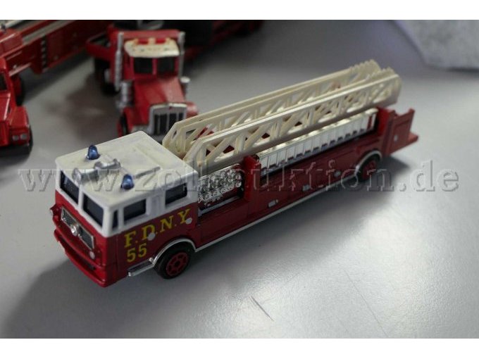 Majorette Feuerwehrfahrzeug mit Drehleiter Ansicht von der Seite