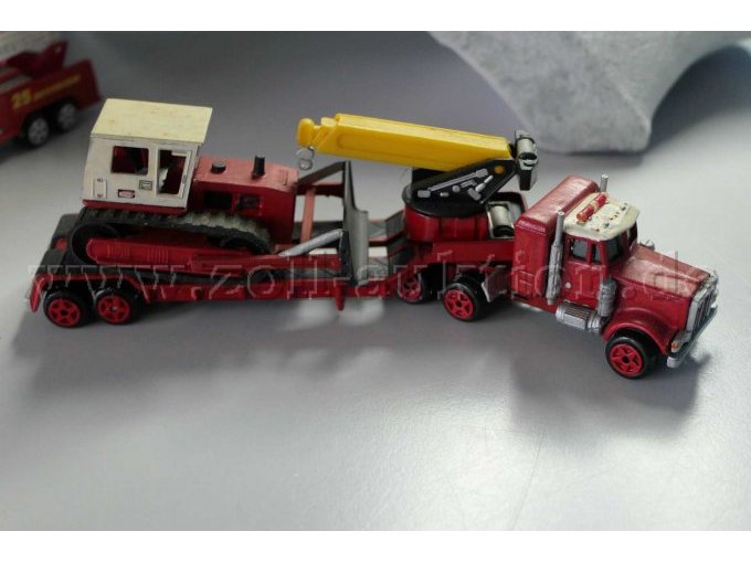 Guisval Sattelzug mit Kran und Bulldozer Ansicht von der Seite