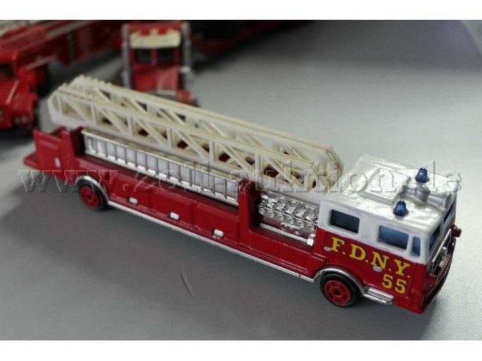 Majorette Feuerwehrfahrzeug mit Drehleiter Ansicht von der Seite