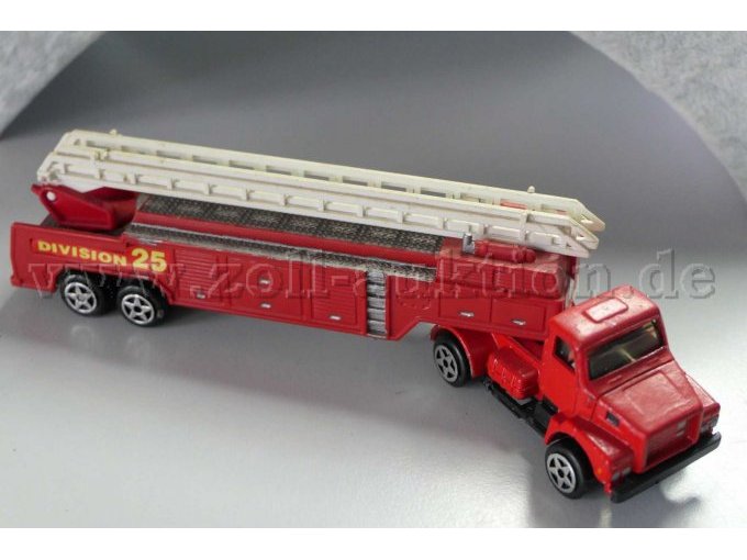 Guisval Sattelzug Feuerwehr Leiter Ansicht von der Seite