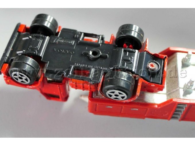 Guisval Sattelzug Feuerwehr Leiter Ansicht von unten