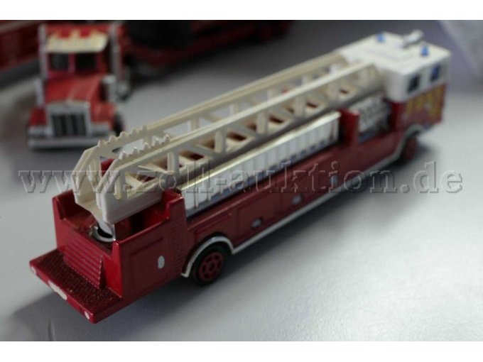 Majorette Feuerwehrfahrzeug mit Drehleiter Ansicht von hinten