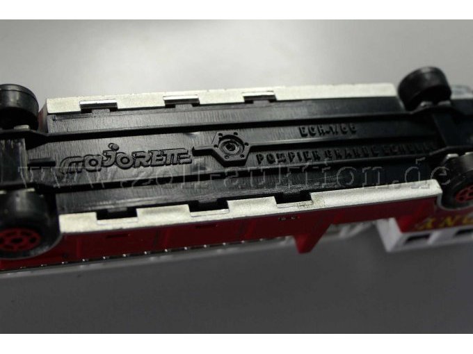 Majorette Feuerwehrfahrzeug mit Drehleiter Ansicht von unten